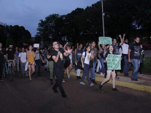 Estudantes fazem &quot;peregrina&ccedil;&atilde;o&quot; na UFMS contra atos de intoler&acirc;ncia