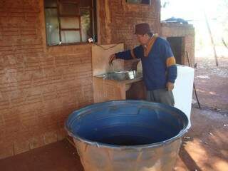 Morador da aldeia Bororó mostra torneira seca; falta de água ameaça saúde de índios (Foto: Cido Costa/Dourados Agora)