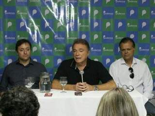 Senador Álvaro Dias (centro) ao lado de Cláudio Sertão e Chico Maia (Foto: Saul Schramm)