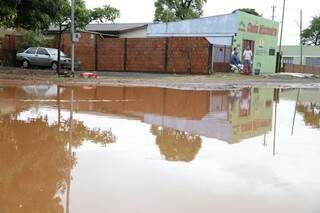 &quot;Lagoas&quot; são formadas pela água da chuva e moradores não conseguem sair de casa. (Foto: Gerson Walber)