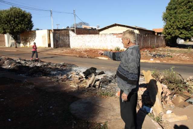 Lixo abandonado ap&oacute;s reforma de rua causa problemas para moradores