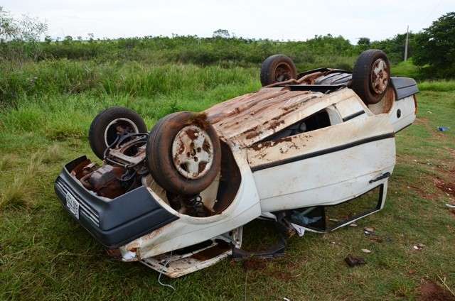 A caminho do futebol, motorista perde controle de carro e capota em curva