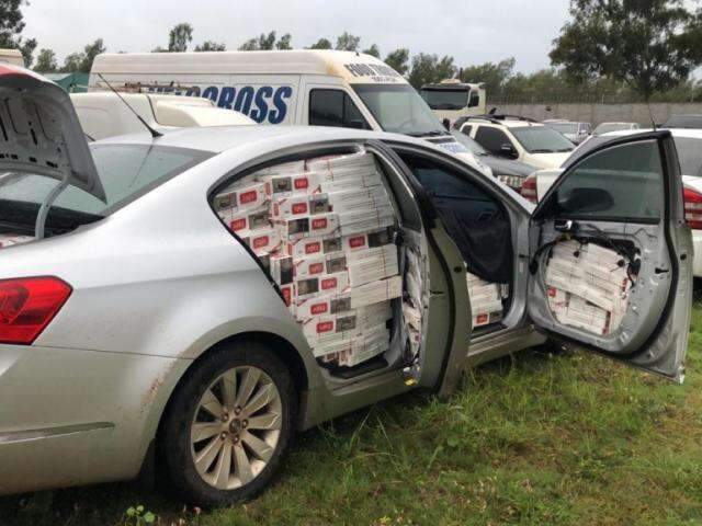 PF flagra 3 ve&iacute;culos abarrotados de cigarros e prende um motorista