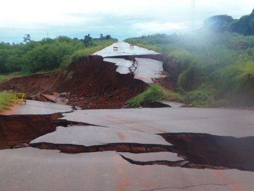 Parte de asfalto entre a MS-134 e MS-276 &eacute; arrancado pela for&ccedil;a da &aacute;gua 