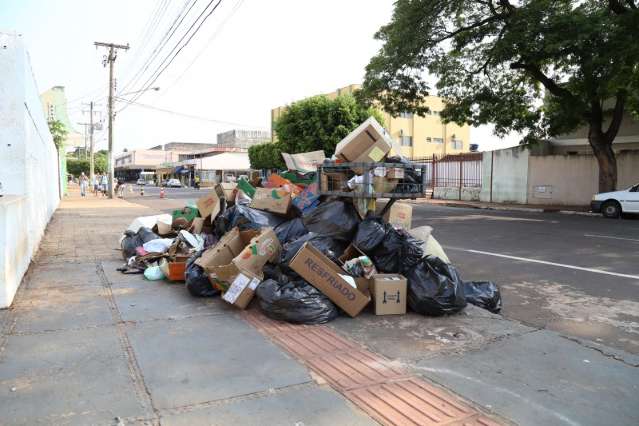 Solurb limita coleta ao lixo hospitalar e alega n&atilde;o ter como pagar combust&iacute;vel
