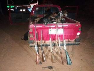 Armas, cachorros e veículos apreendidos. (Foto: 