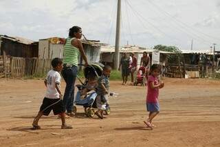 Com quatro filhos pequenos, Janaina não recebe o auxílio mensal do Governo Federal (Foto: Cleber Gellio)