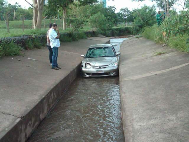  Ve&iacute;culo fica &lsquo;canalizado&rsquo; em c&oacute;rrego no Parque S&oacute;ter; assista ao v&iacute;deo