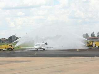 Aeronave da Amaszonas foi &quot;batizada&quot; em seu pouso no Aeroporto Internacional. (Fotos: Paulo Francis)
