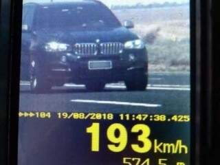 Veículo importado trafegava a 193 Km/h em rodovia do Estado. (Foto: Divulgação PRF) 