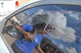Marca da reação de Lindomar, que cuspiu no vidro do carro de Aline (Foto: Simão Nogueira)