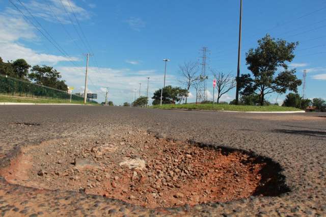 Buracos &ldquo;invenc&iacute;veis&rdquo; s&atilde;o problema e desafio em asfalto que j&aacute; tem 40 anos