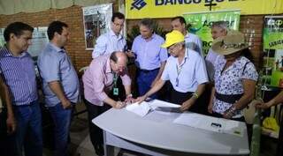 Assinatura do primeiro contrato do Pronaf Digital aconteceu ontem (3) em Sidrolândia. (Foto: Divulgação)
