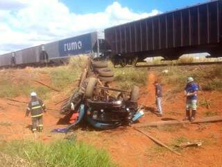 Trem ao fundo e caminhão destruído. (Foto: Mstododia)