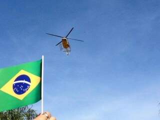 Depois da parada no Aquário Natural, helicóptero se aproxima da Praça da Liberdade, em Bonito. (Fotos: Reprodução Facebook) 