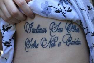 Tatuagem na costela com a letra da música Anjos, do Rappa (Foto: Marina Pacheco)