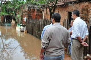 O prefeito Fauzi visitou as áreas alagadas na cidade. (Foto: divulgação)