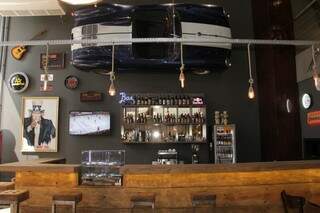 O bar é decorado com um Porsche de 1950 é a maior atração dentro da loja. (Foto: Marcos Ermínio)