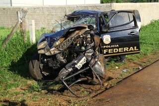 O carro da Polícia Federal ficou destruído após capotagem (Foto: Marcos Ermínio)