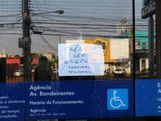 Agência da CEF na Avenida Bandeirantes ficou sem energia durante toda a segunda-feira. (Foto: Paulo Francis)