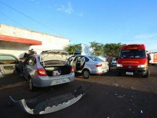 Depois de batida, carros invadiram calçada de residência (Foto: André Bittar)