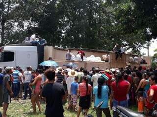 Moradores de Sanja Puitã, na fronteira com MS, se aglomeram para receber alimentos (Foto: Porã News)