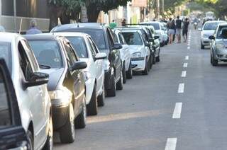 Dezenas de condutores formaram fila para conseguir abastecer. (Foto: Marcelo Calazans)