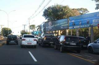 Trânsito na Rua Ceará está tumultuado por conta do fluxo intenso de veículos. (Foto: Fernando Antunes)
