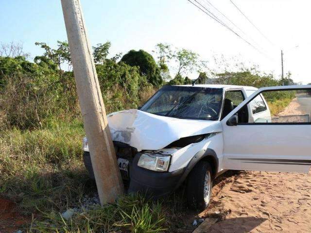 Sozinho, motorista de 50 anos bate de frente em poste no Jardim Veraneio