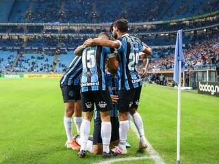Jogadores comemorando a vitória desta noite. (Foto: Grêmio/FC) 