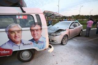 Veículo Cerato atingiu Kombi de candidato, estacionada no meio-fio da Via Parque (Foto: Marcelo Victor)