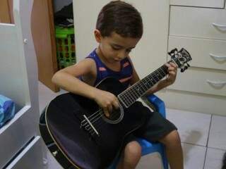 Aos 2 anos Davi já tocava violão e aos 5 manda bem até na bateria