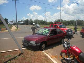 Carro quase derrubou placa de sinalização (Foto: Elias Ferreira)