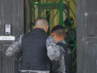 Cerca de 30 policiais do Batalhão de Choque fizeram buscas, nesta manhã, no Instituto Penal durante a operação (Foto: André Bittar)