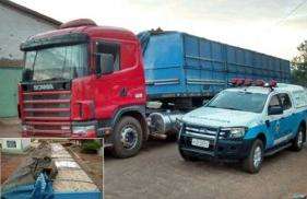 Em estrada vicinal, pol&iacute;cia aprende carreta carregada de cigarro paraguaio