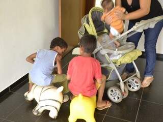 As crianças ficavam sozinhas em casa e foram levadas para Delegacia e depois para abrigo. (Foto: Simão Nogueira) 