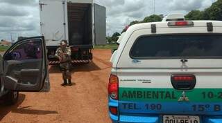 Viatura da PMA durante fiscalização que apreendeu caminhão com uma tonelada de agrotóxico (Foto: Divulgação)