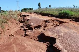 Enxurrada provocou erosão e abriu valetas em estradas rurais de Itaquiraí (Foto: Divulgação)