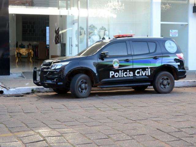 Ladr&atilde;o pede vestido para namorada e amarra vendedora para roubar o caixa