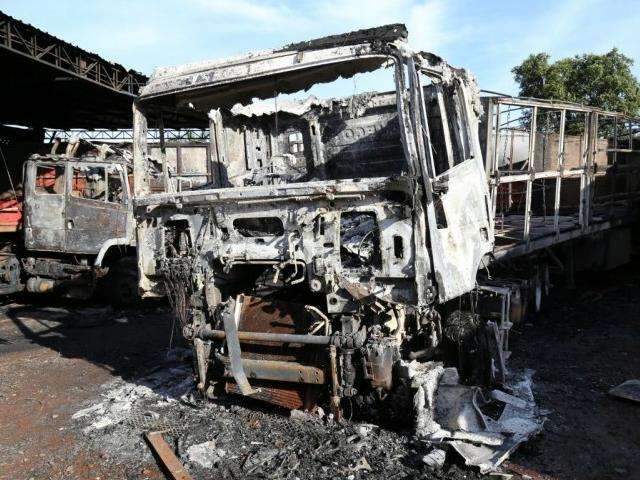 Inc&ecirc;ndio atinge oficina mec&acirc;nica, destr&oacute;i caminh&otilde;es e trator