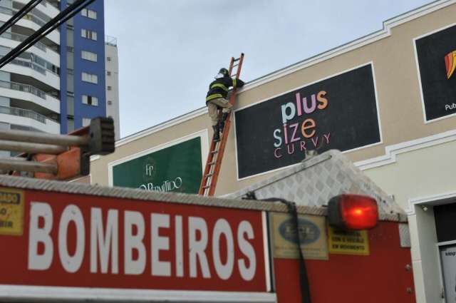Moradores de rua queimam fios para tirar cobre e fuma&ccedil;a assusta comerciantes