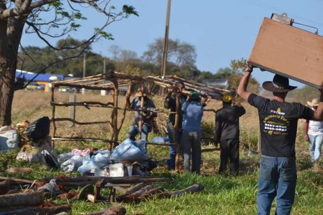 Fazenda invadida em agosto, recebe outros sem-terra vindos do Paraguai