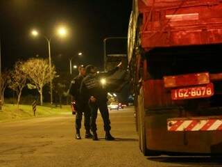 Policiais no local onde caminhoneiro foi baleado. (Foto: Alcides Neto)