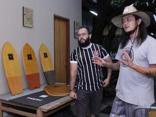 Yuri Chaparro e Yuri Moura com os modelos da linha surfe, os mais caros da marca. (foto: Kisie Ainoã)