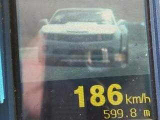 Veículo foi flagrado pela PRF andando a 186 km/h. (Foto: Divulgação/PRF)