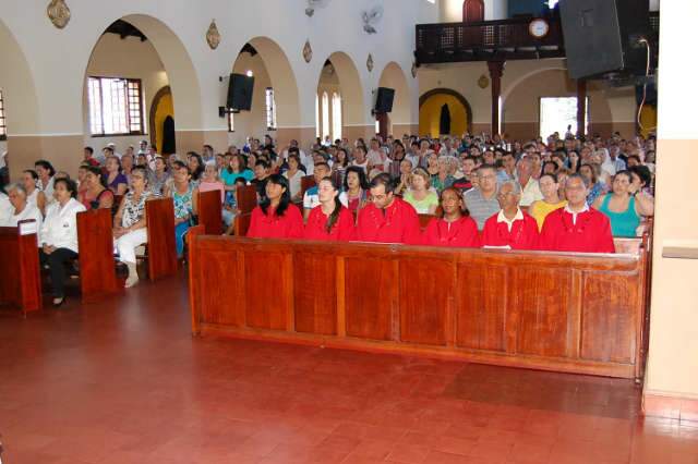  Par&oacute;quia re&uacute;ne mais de 3 mil fi&eacute;is para celebrar a Paix&atilde;o de Cristo 