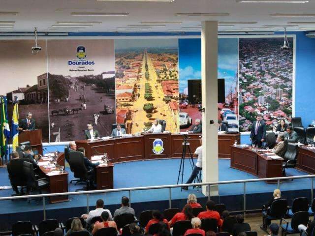 Em crise, prefeitura muda lei para cobrar imposto at&eacute; de costureira e pintor