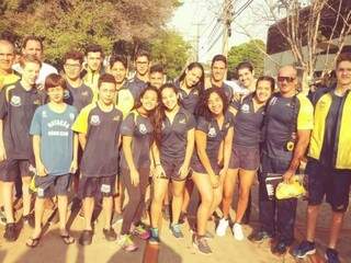 Os 25 atletas de Campo Grande ao lado dos técnicos que acompanharam equipe na competição (Foto: Divulgação) 