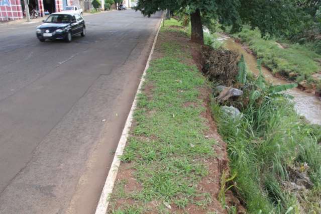 Projeto existe, n&atilde;o sai do papel e avenida continua tomada por eros&otilde;es