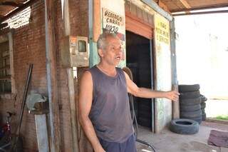 O borracheiro José Aparecido de Matos trabalha em frente a um terreno baldio na Avenida Aziz Salamene. (Foto: Simão Nogueira)